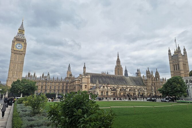 2 Hour Walking Tour from Buckingham Palace to Big Ben - A Westminster walk that actually makes sense for limited time