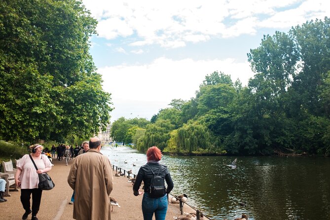 3-Hour Private Guided Walking Tour of London - Where the tour starts: Piccadilly’s giant screen and a quick jump into London mode