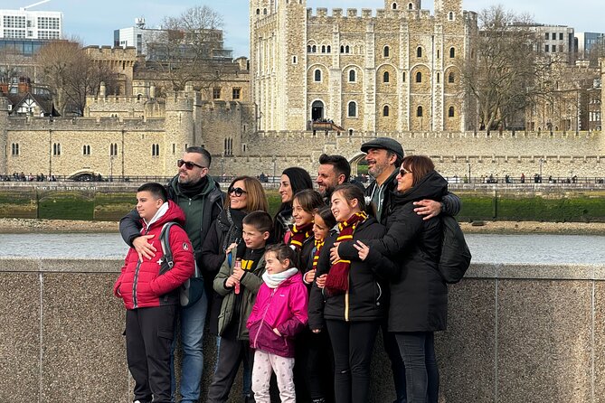 30 Major London Attractions Walking Tour With Photos - The lakeside green space, pelican feeding, and nearby memorial stops