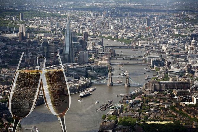 35 minute London Sightseeing Flight for 2 with Champagne - Key highlights