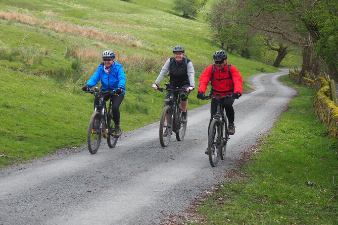 6hr Small Group Peak District eBike Tour - Great Longstone: approach views and pub village energy
