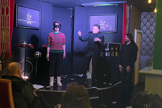 90 Minute Family Close-Up Magic and illusionism Show in Blackpool - What to expect from the show atmosphere, small venue benefits and tradeoffs