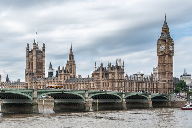 A Muggle's Guide to Harry Potter Walking Tour in London - Trafalgar Square and the Dementor story London still remembers