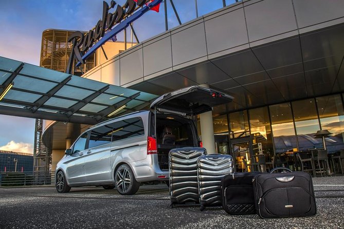 Airport Taxi Service | London Heathrow Airport to Nottinghamshire - The drive: leather comfort, A/C, Wi-Fi, and USB charging