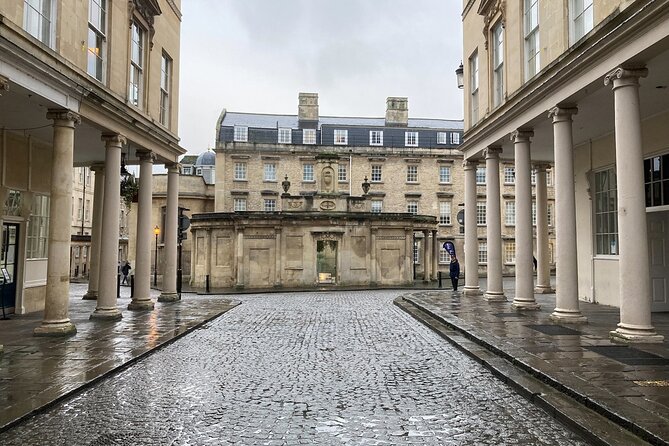Best of Bath Walking Tours - Georgian Tour - Starting in Abbey Churchyard, getting your bearings before the parade of façades