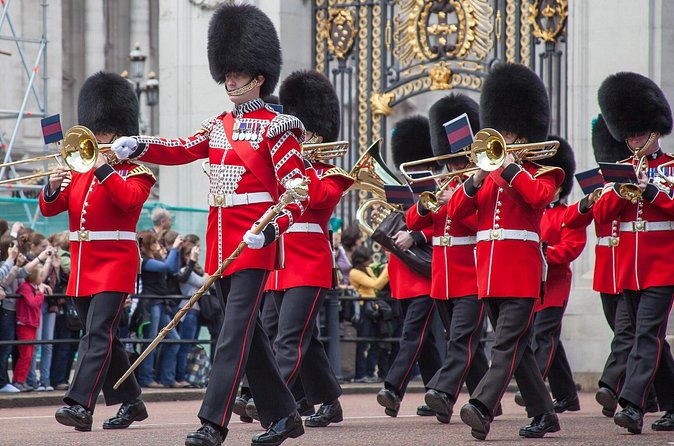 Buckingham Palace, Changing of the Guard & Thames Boat Ride - The Crown filming stops: where the locations start to click