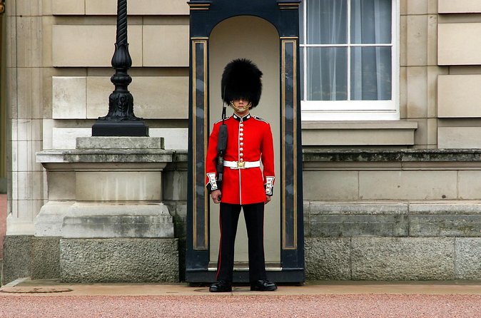 Buckingham Palace, Changing of the Guard & Thames Boat Ride - Buckingham Palace and the Changing of the Guard moment