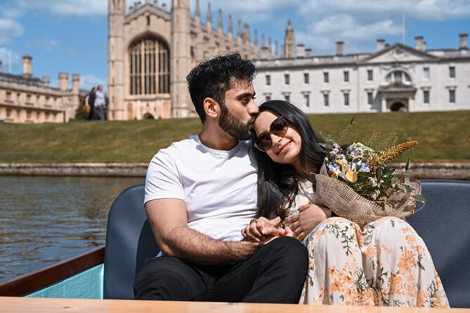Cambridge - Shared Punting Tour - Guide commentary that keeps it clear and actually interesting