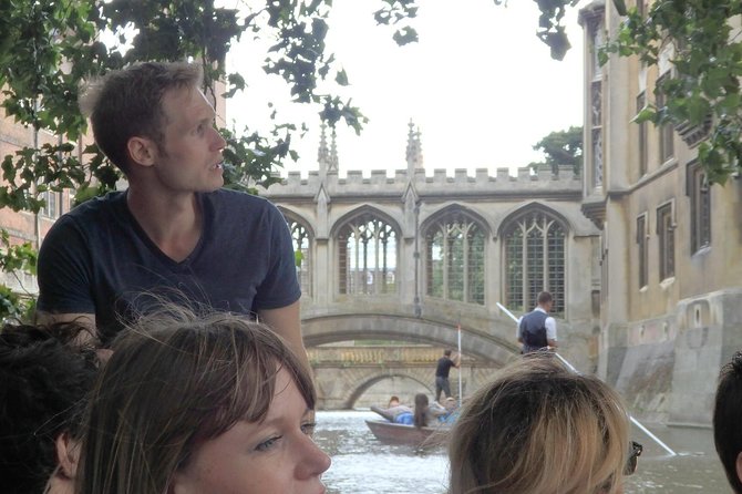 Cambridge University Colleges Guided Punting Tour - Queen Victoria’s Favourite Bridge and the College Backs Finale