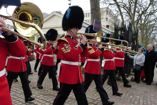 Changing of the Guard Guided Walking Tour in London - Pacing and fitness: what moderate mobility really means here
