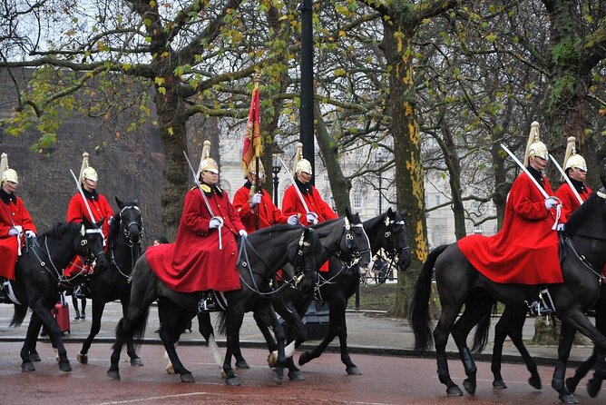 Changing of the Guard Guided Walking Tour in London - Crowds and weather: the British Army has the final say