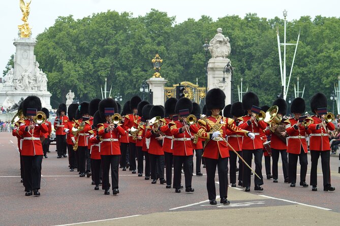 Changing of the Guard Walking Tour - A Changing of the Guard walk that avoids the worst crowd traps