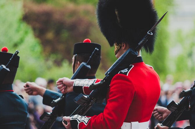 Changing of the Guard Walking Tour - Stop 4 at Buckingham Palace: outside viewing that still gives you snapshots