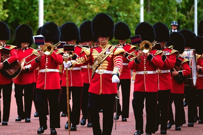 Changing of the Guard Walking Tour in London at Buckingham Palace - The Changing of the Guard is better when you know where to stand