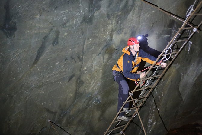 Climb in the Mine - Entering the caverns: walls, bridges, and wobbly ladder moments