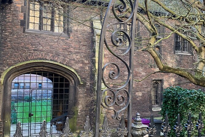 Creepy Cambridge - Cambridge's Most Entertaining Ghost Walk - Why Not Entering Colleges Usually Makes Sense