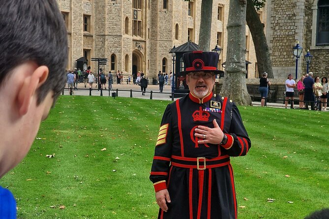 Crown Jewels Royal Secrets Scandals and Tower of London Tour - Pace, group size, and why it matters (especially in crowds)