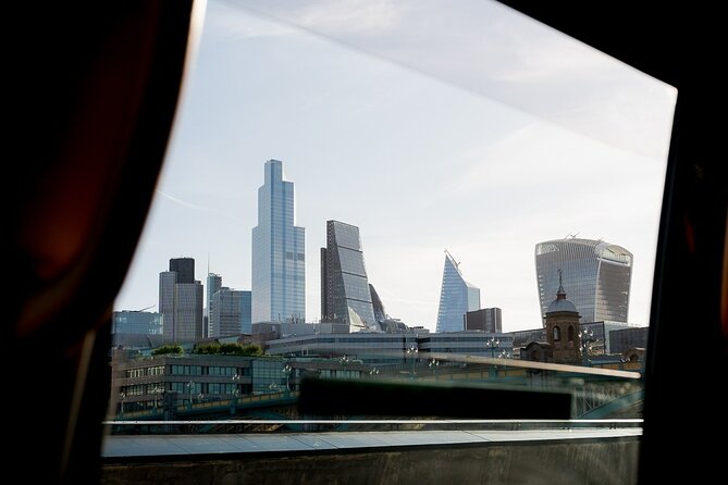 Discover London in a Panoramic Black Cab - A guided route that connects the city’s power centers
