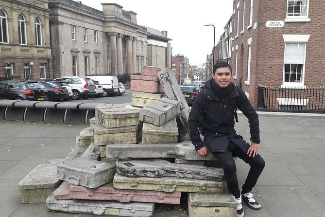 Downtown Liverpool Walking Tour - In Spanish - Royal Albert Dock and Pier Head finale: finishing with scale