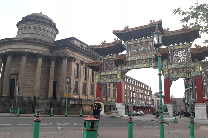 Downtown Liverpool Walking Tour - In Spanish - The guides set the vibe, from María to Ian to Vincent