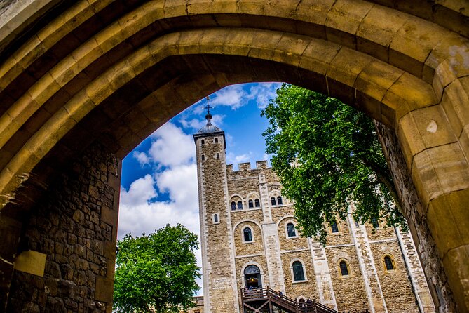 Easy Access Tower of London Crown Jewel Torture and Executions - Timed access from Tower Hill to start fast