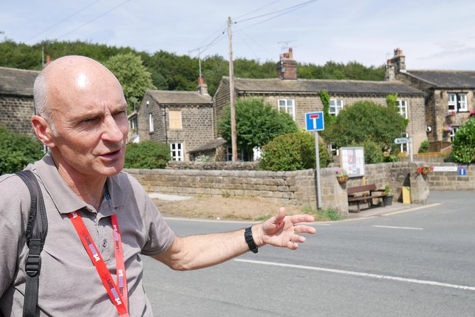 Emmerdale Classic Locations Bus Tour from Leeds - Stop 1: Leeds route highlights, including Hotton and the Farm