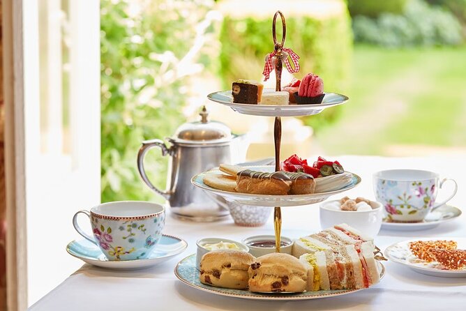 Hampton Court Guided Tour. Full day Access & High Tea - Why Hampton Court feels more personal than other big London palaces