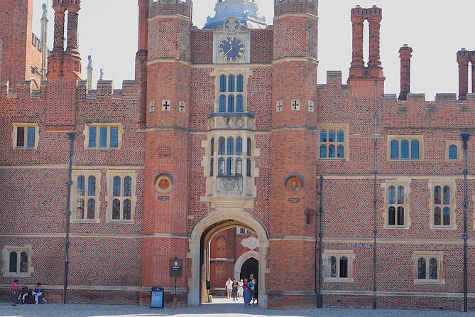 Hampton Court Guided Tour. Full day Access & High Tea - Group size and guide style, why it affects everything