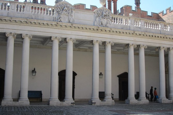 Hampton Court Palace 3hr tour: Henry VIII's & William III's intriguing Palaces - Hampton Court Palace hits harder with a guide in the room