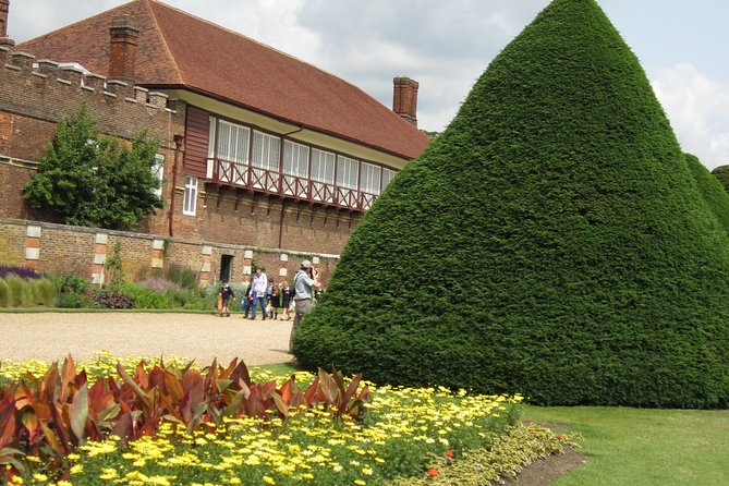 Hampton Court Palace 3hr tour: Henry VIII's & William III's intriguing Palaces - If you have time: Georgians, real tennis, gardens, and the grapevine