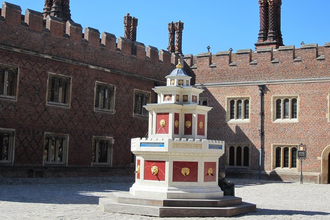 Hampton Court Palace 3hr tour: Henry VIII's & William III's intriguing Palaces - Sandy Rhodes as your guide: communication, pacing, and question-friendly touring