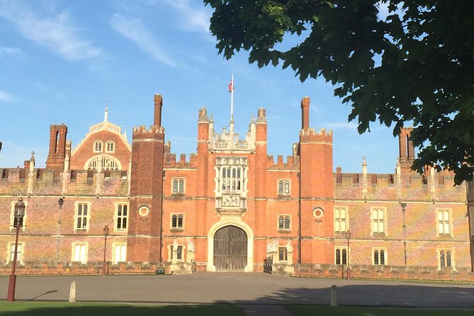 Hampton Court Palace Grounds Bike Tour - Bushy Park: Royal Deer, WWII Traces, and the Feeling of Space