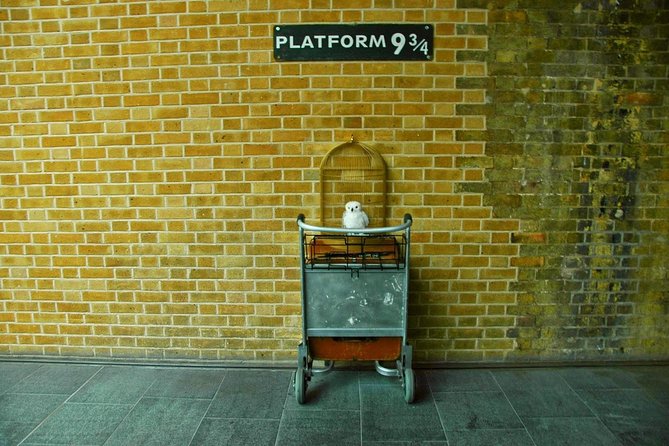Harry Potter Film Location Walking Tour & Thames River Cruise - Leicester Square: statue photos and the cinema pulse
