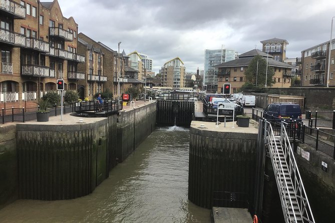 Historic walk of East Londons Wapping Docks and its famous Pubs - Narrow Street and Martin Frobisher, when exploration starts near the stairs
