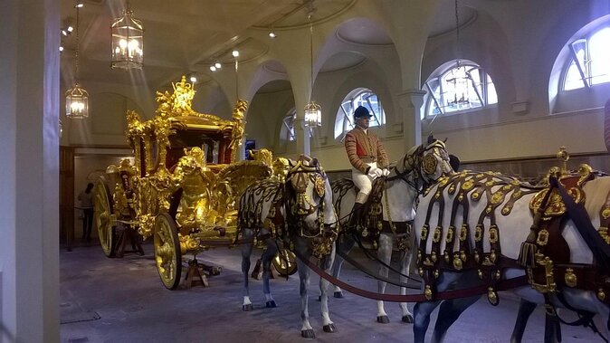 Inside Buckingham Palace State Rooms & Royal London Walking Tour - Getting oriented fast at Queen Victoria Memorial