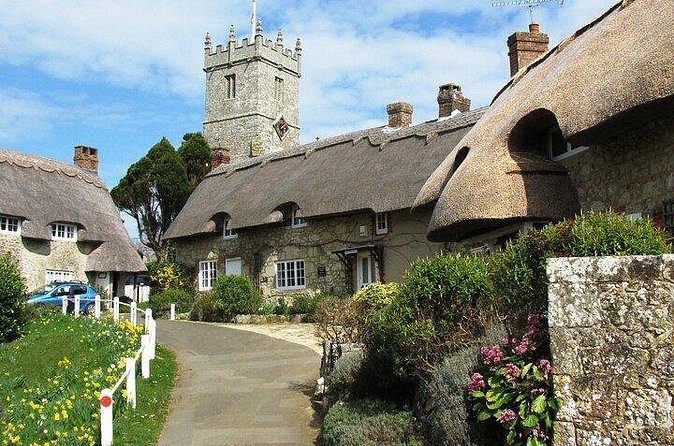 Isle of Wight - Day Tour from Portsmouth including Ferry Crossing - Alum Bay: multi-colored sands, chairlift choice, and beach steps