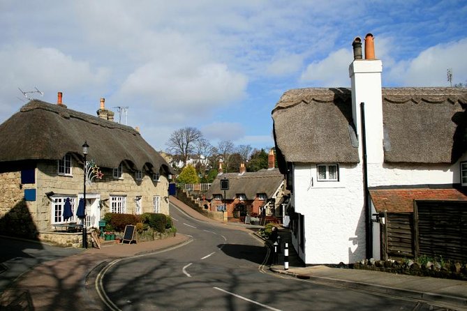 Isle of Wight Guided Day Tour from London - Sandown Pier: wider beach energy and easy souvenir browsing