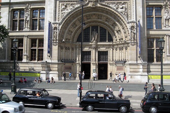 Kensington Private 4h Tour Including The Victoria & Albert Museum - Knightsbridge on Foot: Harrods, the Albert Memorial, and Elite London