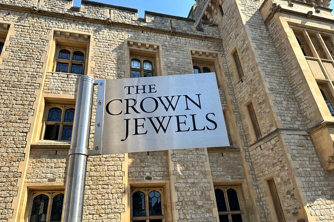 Kid-Friendly Private Tower of London Tour with Blue Badge Guide - Beefeaters, ravens, and the Tower legends kids remember