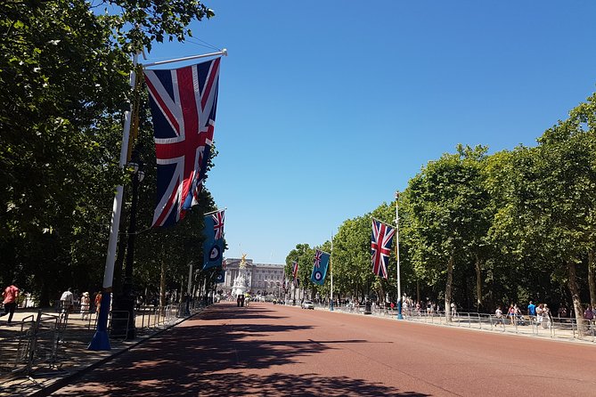 London 30 Top Sights with Fun Local Guide - Trafalgar Square and the Government Corridor: Iconic Landmarks in Quick Bites