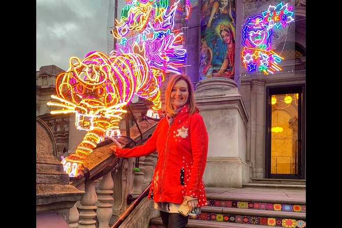London Christmas Lights Guided Tour by Cab - Trafalgar Square: Norway’s tree and the daily Hanukkah candle