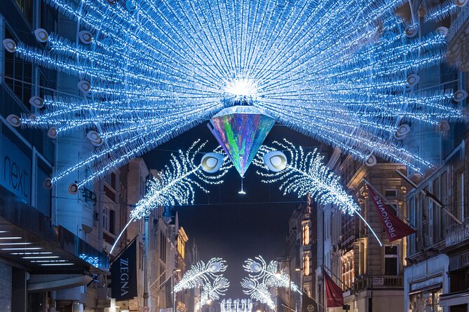 London Exclusive Christmas Lights Guided Tour by Black Cab - Selfridges: one of the best “holiday display” storefront stops