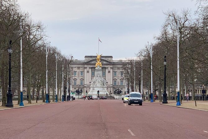London Private Walking Tour with Brazilian Portuguese Guide - Piccadilly Circus, Leicester Square, and the London pulse