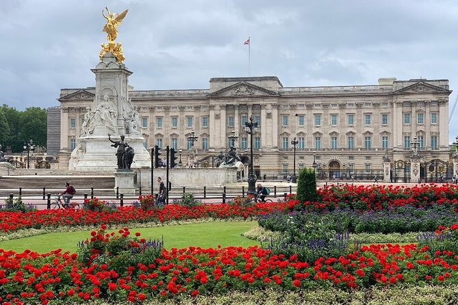 London Private Walking Tour with Brazilian Portuguese Guide - St James’s Park and the changing of the guard moment