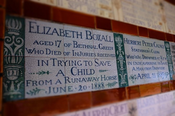 London's Hidden Gems and Secret History Private Guided Tour - Ye Olde Cheshire Cheese for Dickens, Parrot Gossip, and Old Fireplaces