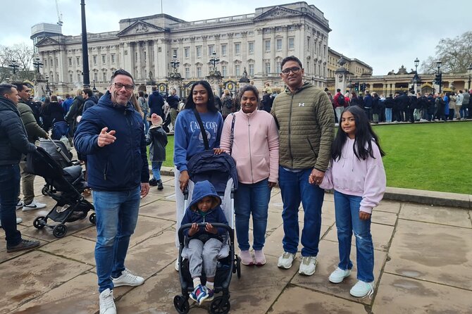 London Sightseeing Private Black Cab Tour with Hotel Pick Up - Leicester Square, Piccadilly Circus, and Shaftesbury Avenue