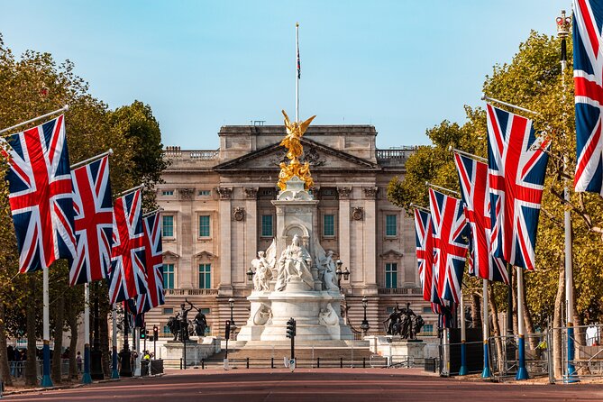 London sightseeing tour with a chauffeur driver - Tower of London and Tower Bridge, a classic route with built-in photo moments