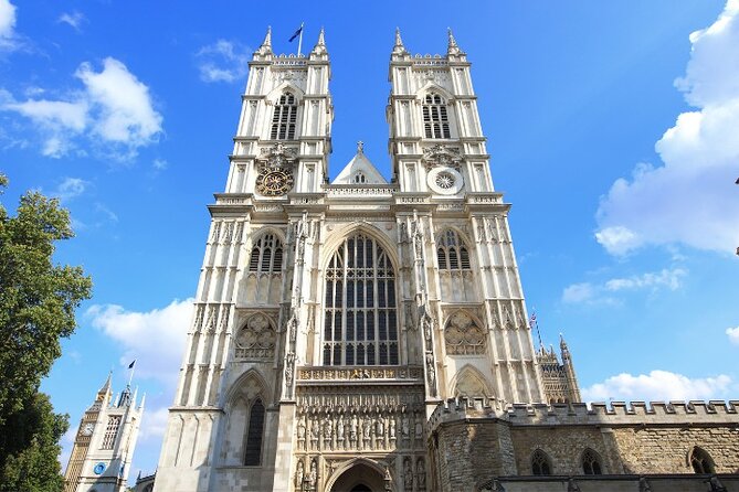 London Sightseeing Walking Tour with 30+ sights - City of London stops: St. Paul’s dome, the Square Mile, and the bridges