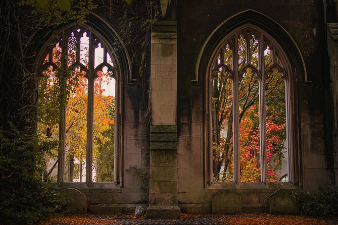 London through the lens: Iconic photo spots, hidden gems & food. - A 3.5-hour route that trades buses for photo time