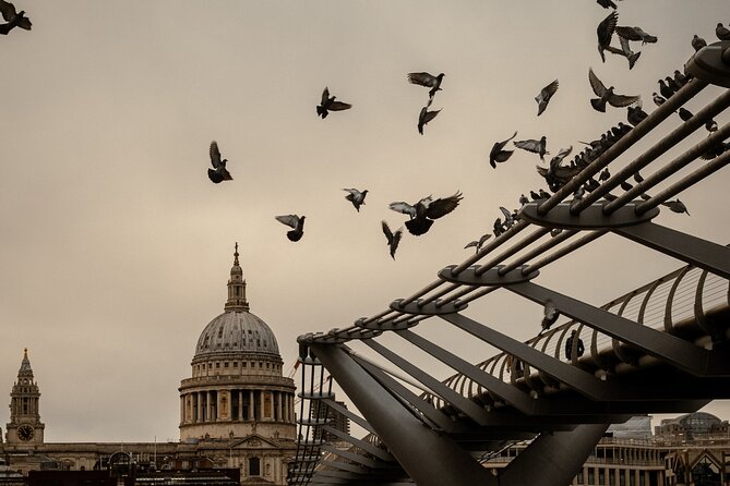 London through the lens: Iconic photo spots, hidden gems & food. - Tripod and lens filters: why the gear matters (even if you use your phone)
